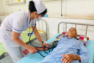 Cắt bỏ khối u vùng mông kích thước lớn cho cụ ông 97 tuổi