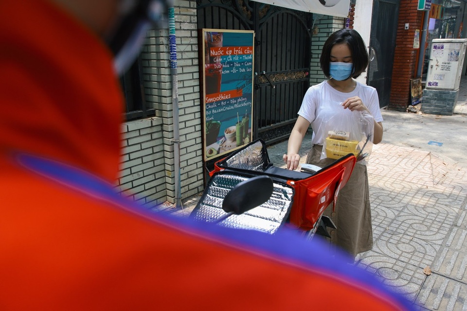 “Giao hàng không tiếp xúc” thời Covid muôn màu muôn vẻ và muôn kiểu - 1 “Giao hàng không tiếp xúc” thời Covid muôn màu muôn vẻ và muôn kiểu - 1
