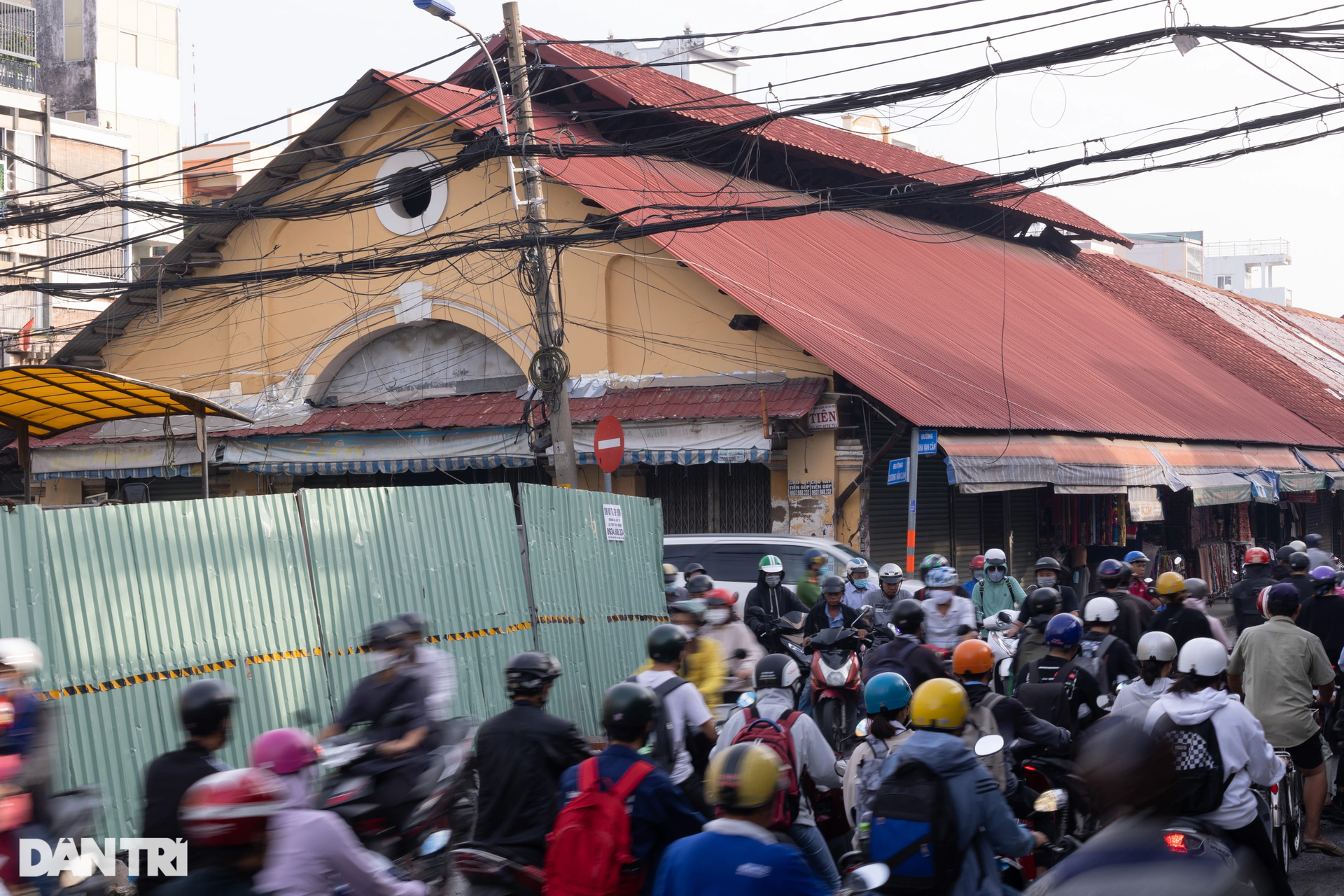 Lô cốt án ngữ giữa đường gây kẹt xe kéo dài ở TP Thủ Đức - 8