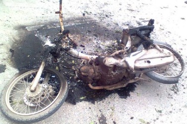 Xe máy đang chạy bỗng cháy trơ khung
