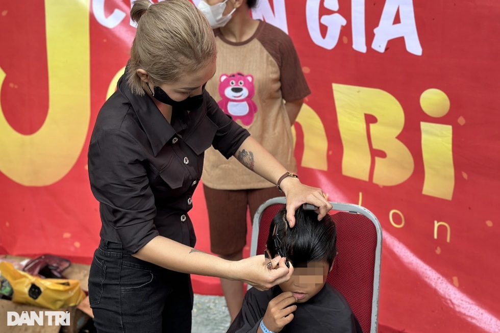 Trung thu ở viện nhi mưa tầm tã, cha mẹ lo lắng tình hình bão lũ quê nhà - 6 Trung thu ở viện nhi mưa tầm tã, cha mẹ lo lắng tình hình bão lũ quê nhà - 6