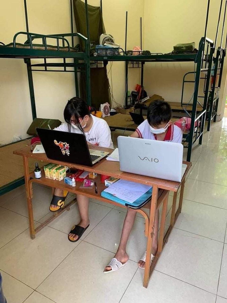 Bắc Giang: Thầy và trò vẫn miệt mài dạy - học trực tuyến trong khu cách ly - 3 Bắc Giang: Thầy và trò vẫn miệt mài dạy - học trực tuyến trong khu cách ly - 3