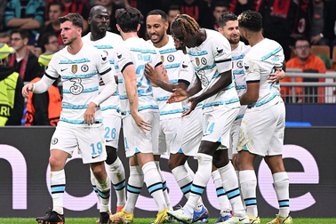 Thắng dễ 10 người của AC Milan, Chelsea vươn lên đầu bảng