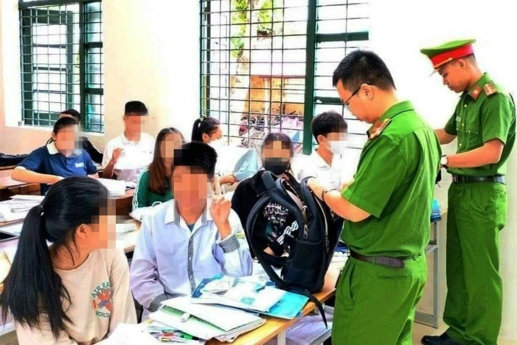 Kinh hoàng phát hiện học sinh tàng trữ hung khí, cỏ Mỹ - 1 Kinh hoàng phát hiện học sinh tàng trữ hung khí, cỏ Mỹ - 1