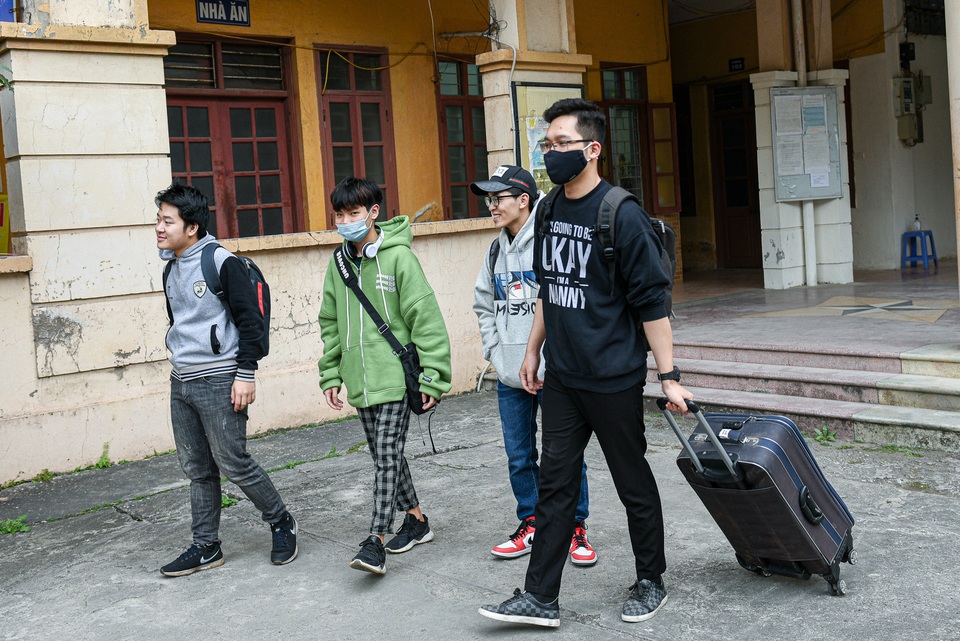Tránh Covid-19, sinh viên thu dọn đồ đạc về quê nghỉ Tết sớm - 6 Tránh Covid-19, sinh viên thu dọn đồ đạc về quê nghỉ Tết sớm - 6