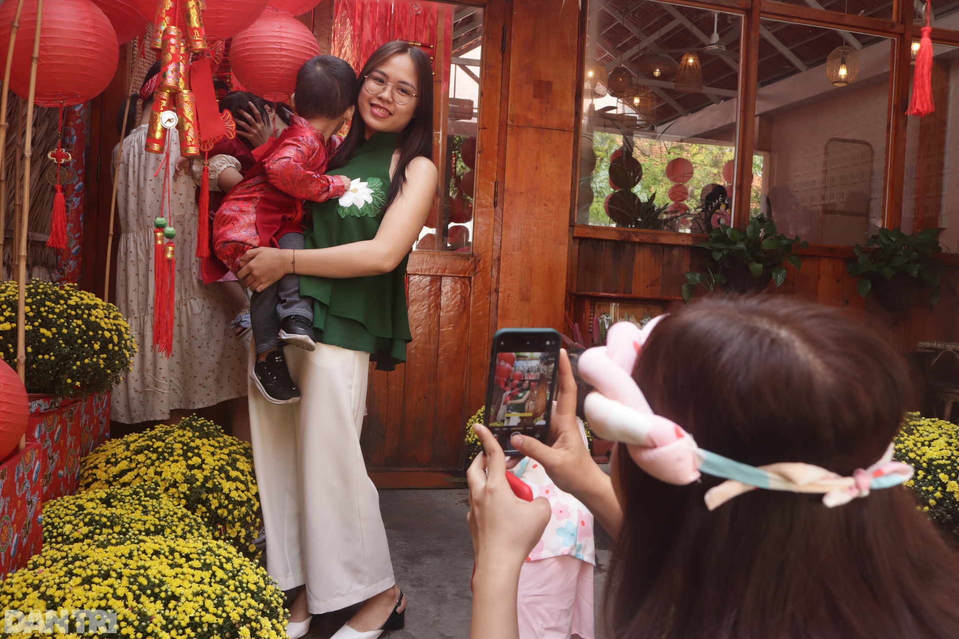 Giới trẻ Sài Gòn vui chơi, chụp hình đón Tết sớm ở quán cà phê - 6 Giới trẻ Sài Gòn vui chơi, chụp hình đón Tết sớm ở quán cà phê - 6