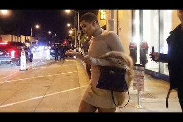 EJ Johnson điệu đà đi ăn tối