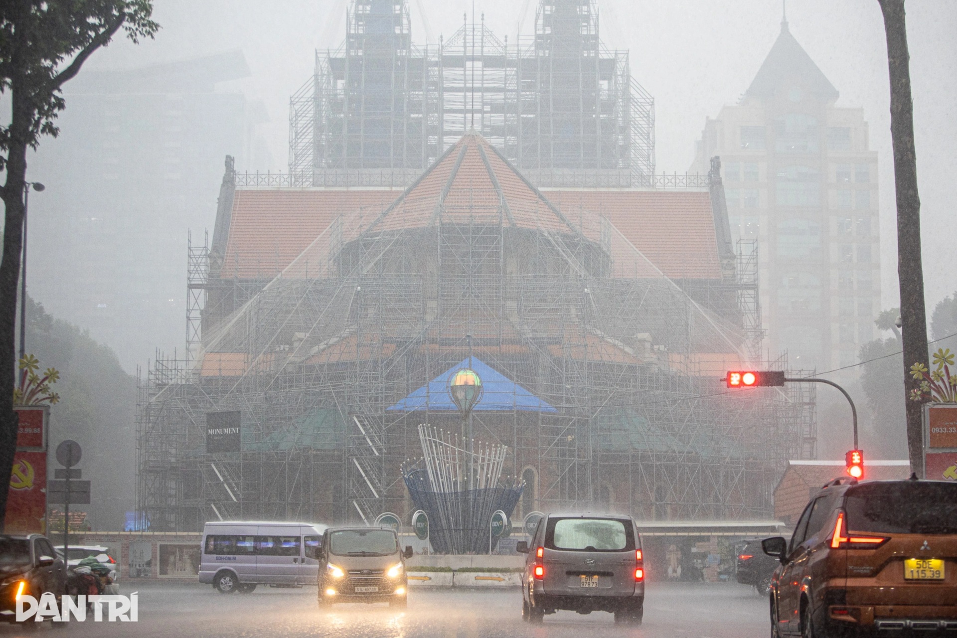 Mưa trái mùa trắng trời trong giờ tan tầm ở TPHCM - 2