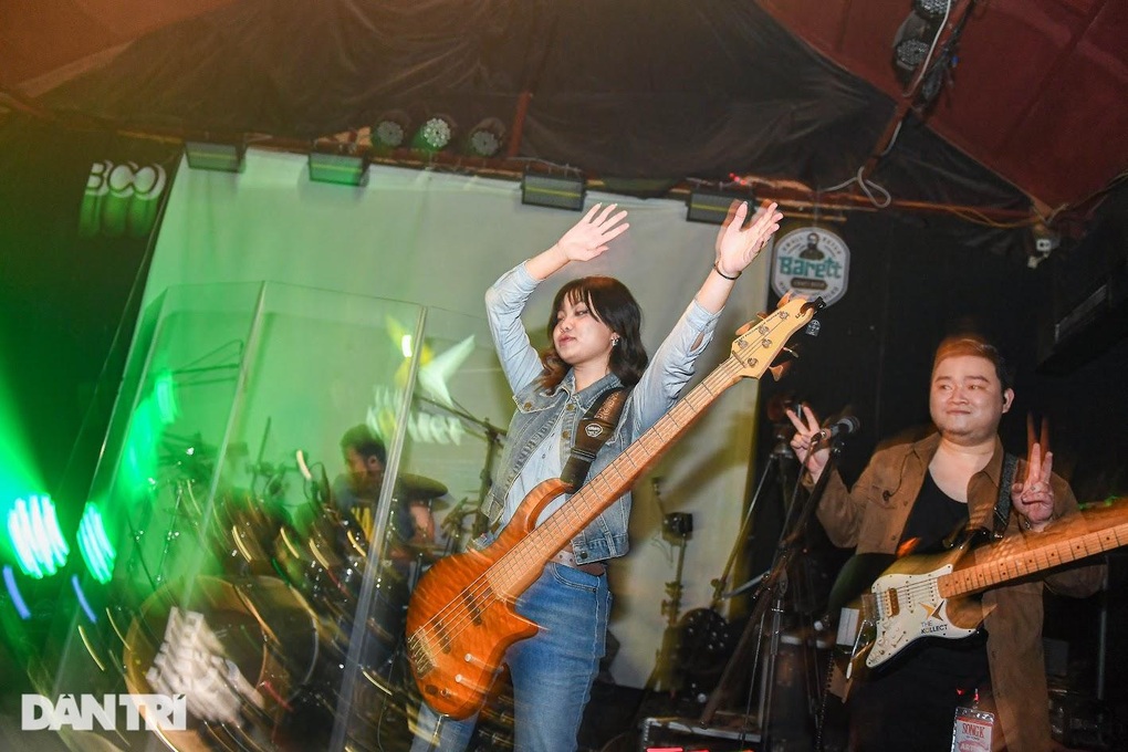 Ban nhạc Rock Việt Nam và Nhật Bản cháy hết mình trong vòng vây khán giả - 3 Ban nhạc Rock Việt Nam và Nhật Bản cháy hết mình trong vòng vây khán giả - 3