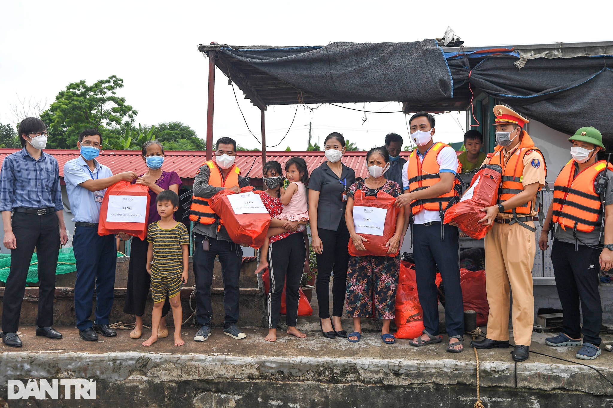 Chạy xuồng hơi dọc sông Hồng trao quà tới tận tay người dân nghèo làng chài - 14 Chạy xuồng hơi dọc sông Hồng trao quà tới tận tay người dân nghèo làng chài - 14