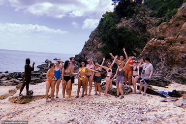 Tưởng mua được tour giá rẻ, nhóm khách Tây bị lừa tới đảo hoang toàn rắn