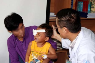 Bé 2 tuổi suýt nổ mắt vì trúng đạn bi súng tự chế