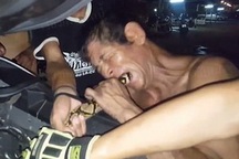 Trăn chui vào xe rồi mắc kẹt, người đàn ông... dùng răng để gỡ ra