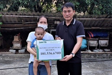 Người mẹ nghèo có con mắc bệnh lạ được giúp đỡ hơn 230 triệu đồng