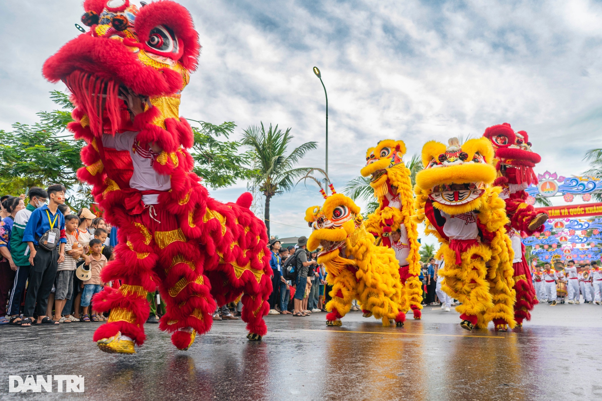Nam Dinh: Stovky lidí oslavují státní svátek s národními a stranickými vlajkami - 3 Nam Định: Hàng trăm người xếp hình cờ Tổ quốc, cờ Đảng mừng Quốc khánh - 3