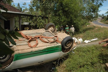 Taxi lật ngửa, tài xế văng khỏi xe