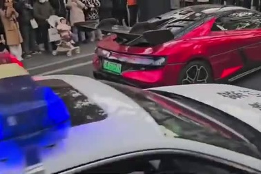 Cảnh sát Trung Quốc xử phạt tài xế cho ô tô nhún nhảy giữa đường