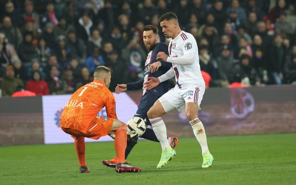 Messi và Mbappe bỏ lỡ nhiều cơ hội, PSG gục ngã trước Lyon - 4 Messi và Mbappe bỏ lỡ nhiều cơ hội, PSG gục ngã trước Lyon - 4