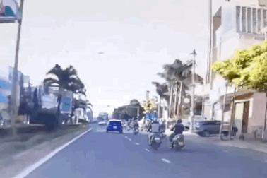 Kinh hoàng ôtô vượt đèn đỏ đâm hàng loạt xe máy