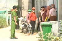 Người dân vây xưởng sơ chế mực bốc mùi hôi thối, chính quyền than khó xử lý