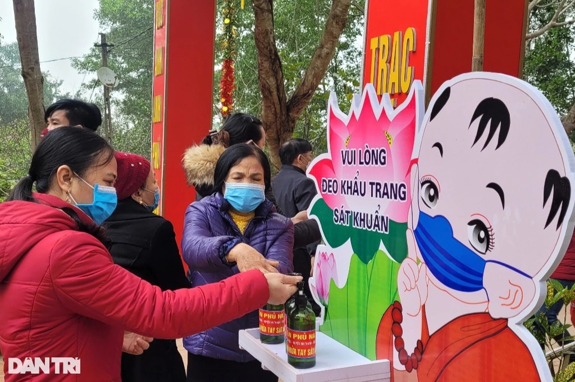 Hàng nghìn người chen chúc đi lễ chùa và xin lộc nước thánh - 10 Hàng nghìn người chen chúc đi lễ chùa và xin lộc nước thánh - 10