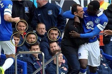 Các cầu thủ Arsenal cười tươi sau khi bị thủng lưới