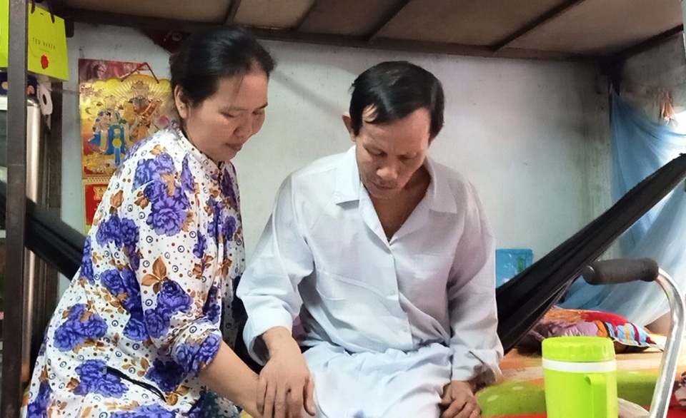 Thương hoàn cảnh gia đình 12 người sống trong một nhà cùng 3 chiếc xe lăn - 2 Thương hoàn cảnh gia đình 12 người sống trong một nhà cùng 3 chiếc xe lăn - 2