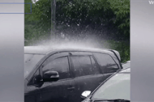 Video mưa như trút nước xuống đúng một chiếc ô tô Indonesia gây "bão mạng"