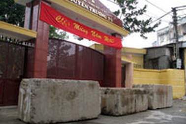 “Quan lớn” bịt cổng trường học vì “phong thủy”?