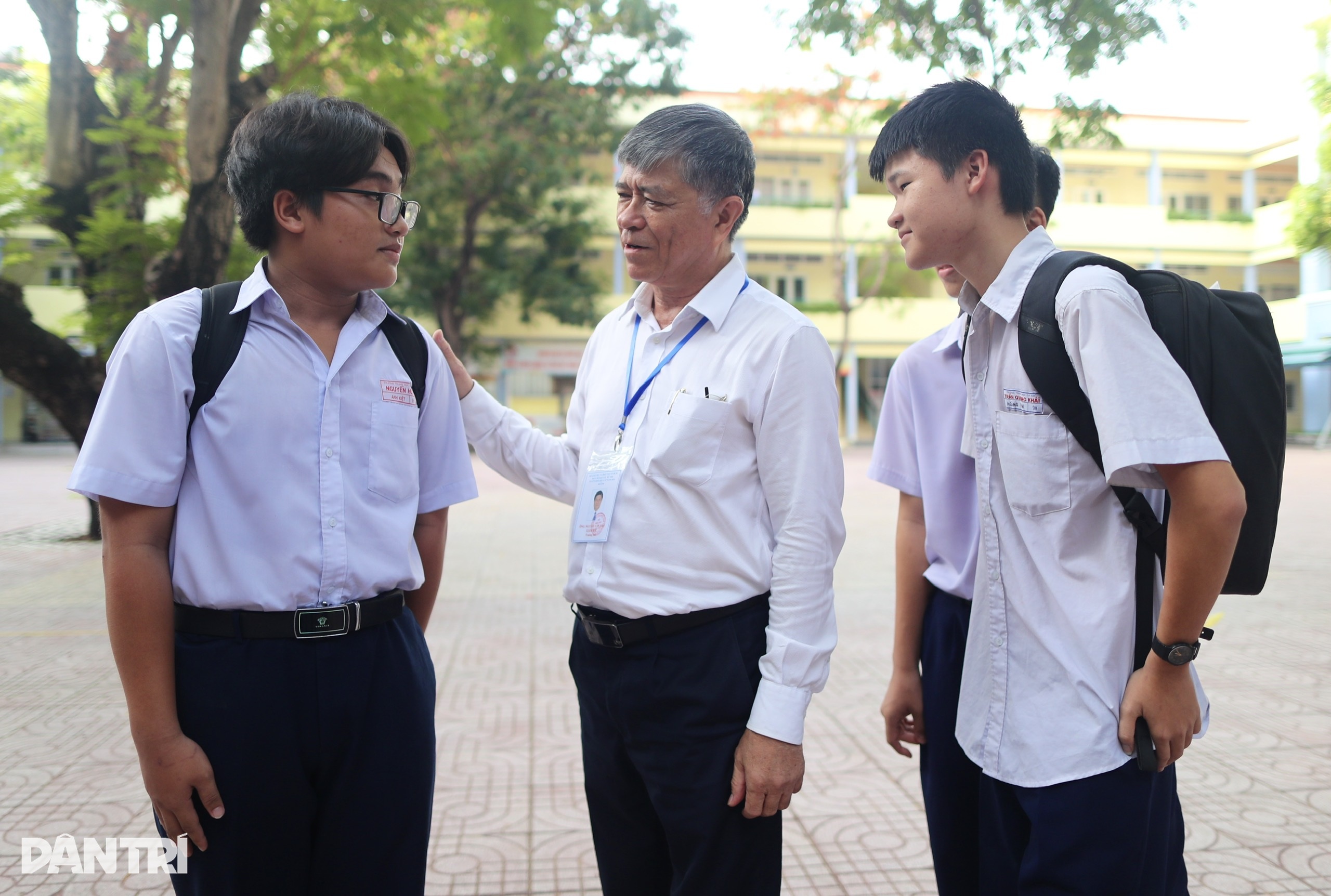 View - Những cái ôm, nụ hôn "tiếp lửa" cho con tại kỳ thi vào lớp 10 ở TPHCM | Báo Dân trí