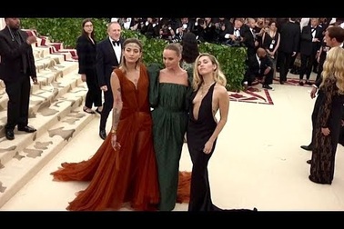 Miley Cyrus, Paris Jackson đọ dáng