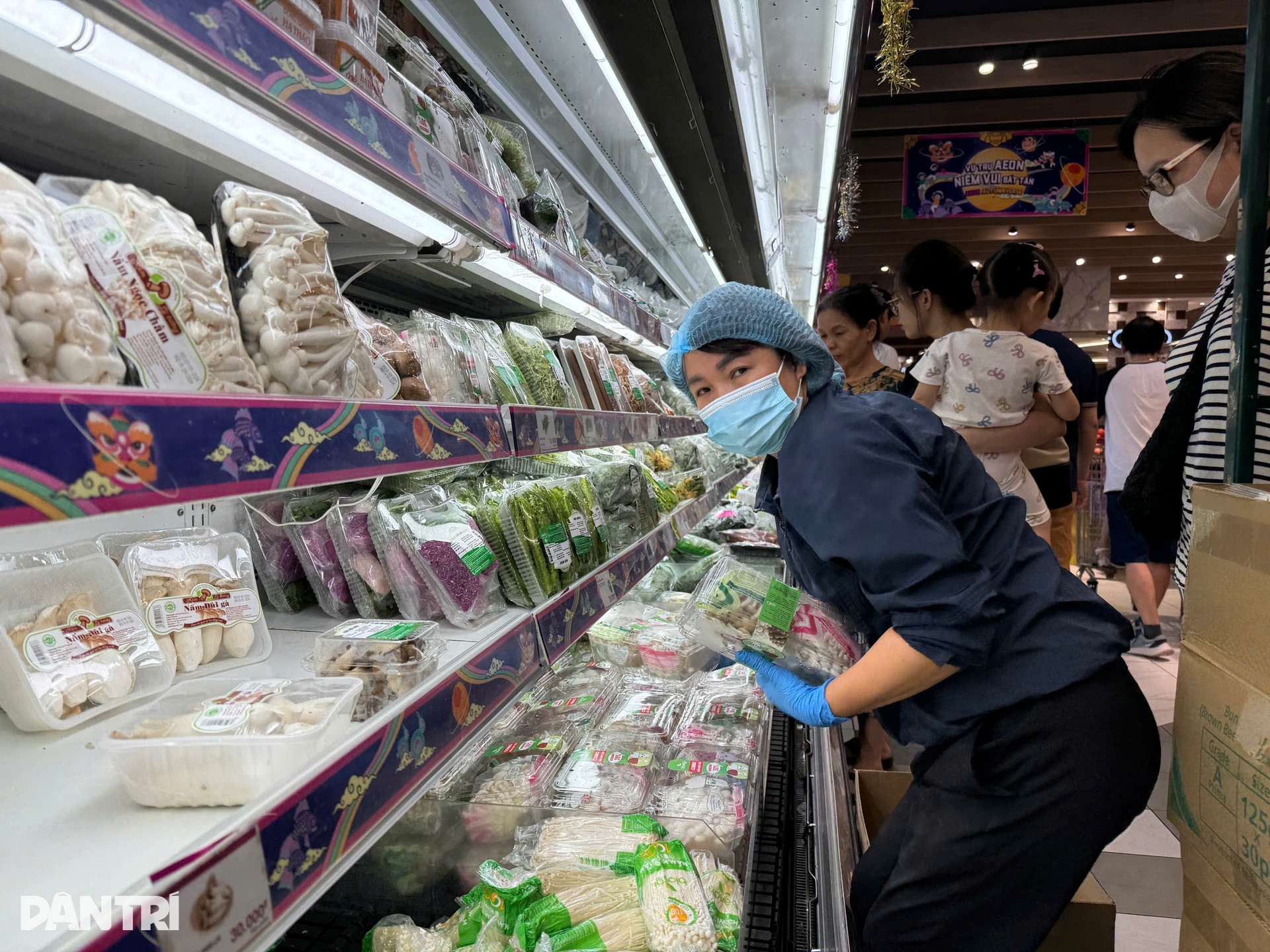 Rau, thịt dồi dào ở chợ, siêu thị Hà Nội: Hết cảnh chen chúc mua hàng - 3 Rau, thịt dồi dào ở chợ, siêu thị Hà Nội: Hết cảnh chen chúc mua hàng - 3