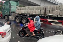 Hà Nội: Va chạm với xe đầu kéo, 2 phụ nữ đi xe máy tử vong