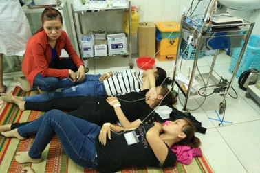 Hàng trăm công nhân nhập viện cấp cứu sau bữa cơm trưa