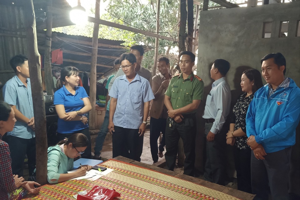 Hai cháu mồ côi chăm bà nội tiếp tục được bạn đọc giúp đỡ 157 triệu đồng - 3 Hai cháu mồ côi chăm bà nội tiếp tục được bạn đọc giúp đỡ 157 triệu đồng - 3
