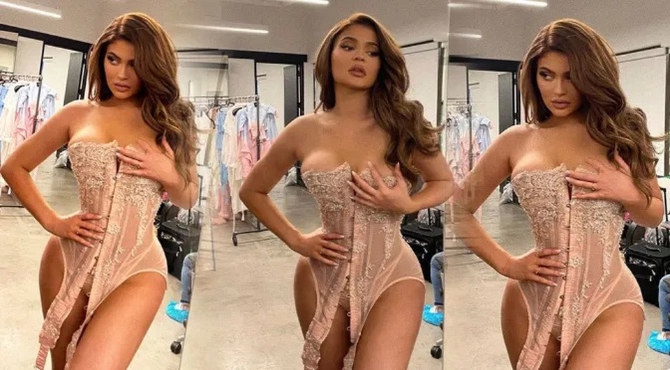 Kylie Jenner mặc váy bó, lái xe triệu đô ra phố - 7 Kylie Jenner mặc váy bó, lái xe triệu đô ra phố - 7