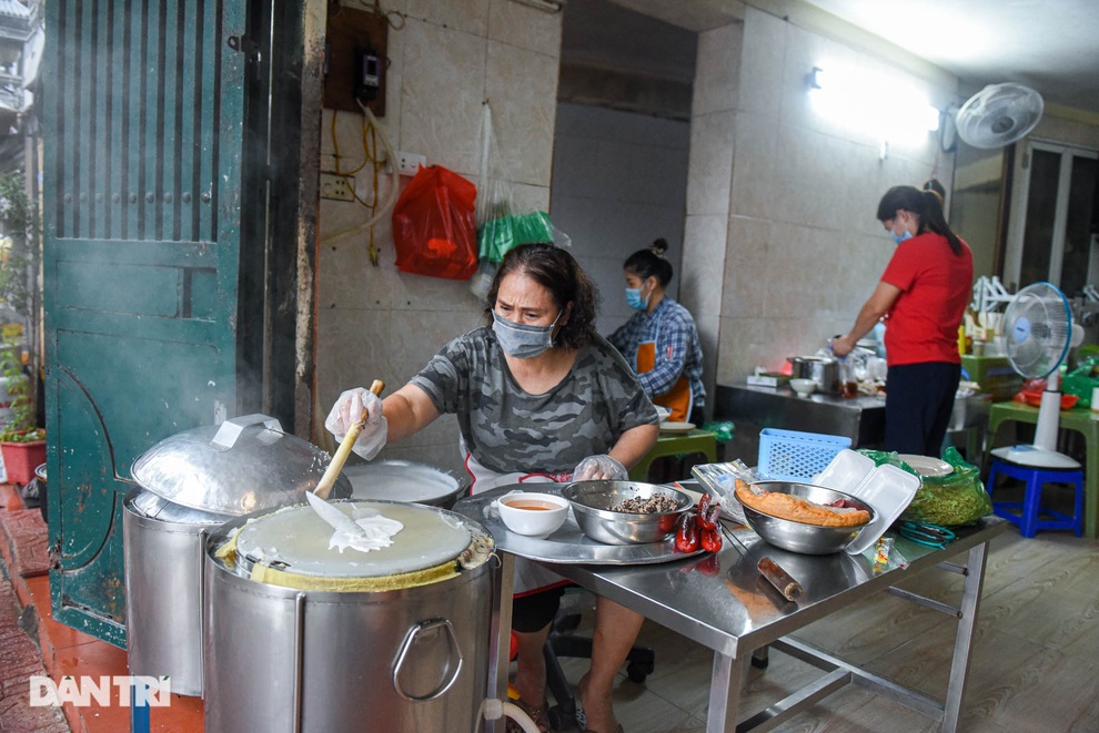 Chủ quán bánh cuốn 3 đời đông khách tiết lộ bí quyết là... chiếc cối đá - 2 Chủ quán bánh cuốn 3 đời đông khách tiết lộ bí quyết là... chiếc cối đá - 2