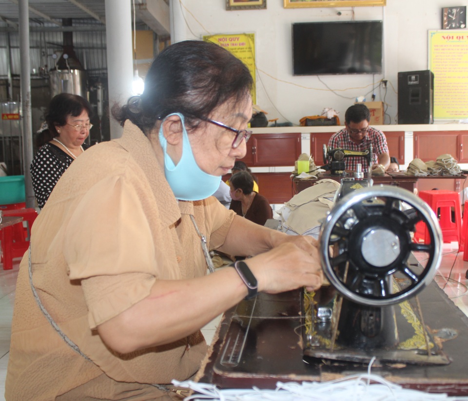 Phật tử Bạc Liêu may hàng ngàn khẩu trang từ thiện giữa mùa dịch Covid-19 - 2 Phật tử Bạc Liêu may hàng ngàn khẩu trang từ thiện giữa mùa dịch Covid-19 - 2