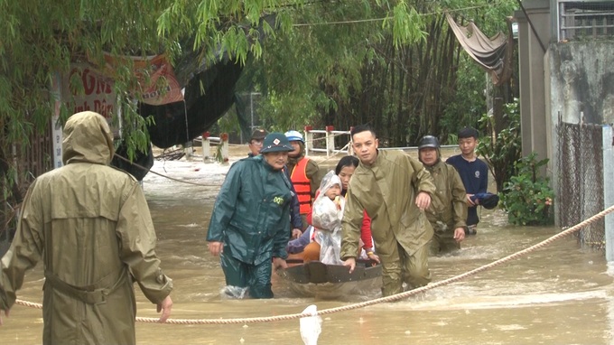 Thừa Thiên Huế: Liên tiếp mua to, lực lượng chức năng khẩn trương giúp dân chạy lũ - Ảnh 3.