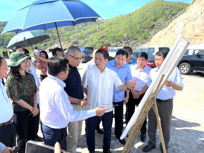 Trưởng ban Kinh tế trung ương Trần Tuấn Anh và đoàn giám sát khảo sát khu vực dự kiến đầu tư tại cảng Bãi Gốc, thị xã Đông Hòa, tỉnh Phú Yên.