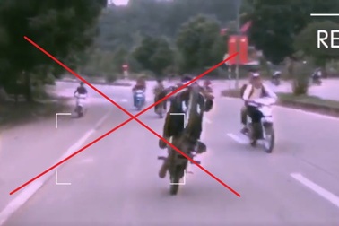 Nhóm học sinh “bốc đầu” xe, quay clip đăng Facebook tuyển thành viên