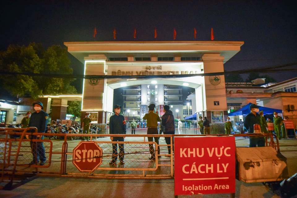 Nhiều y, bác sĩ Bệnh viện Bạch Mai bật khóc khi được gỡ bỏ lệnh cách ly - 1 Nhiều y, bác sĩ Bệnh viện Bạch Mai bật khóc khi được gỡ bỏ lệnh cách ly - 1