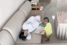 Clip "hành động của em bé khi thấy mẹ ngủ quên" gây chú ý tuần qua