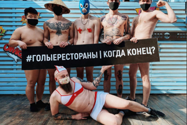 Đầu bếp Nga khỏa thân biểu tình đòi mở cửa trở lại
