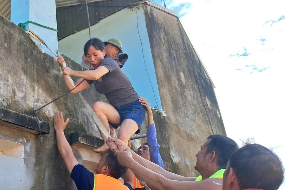 Giờ phút sinh tử bên dòng lũ, khi phía sau là hàng triệu đồng bào - 6 Giờ phút sinh tử bên dòng lũ, khi phía sau là hàng triệu đồng bào - 6