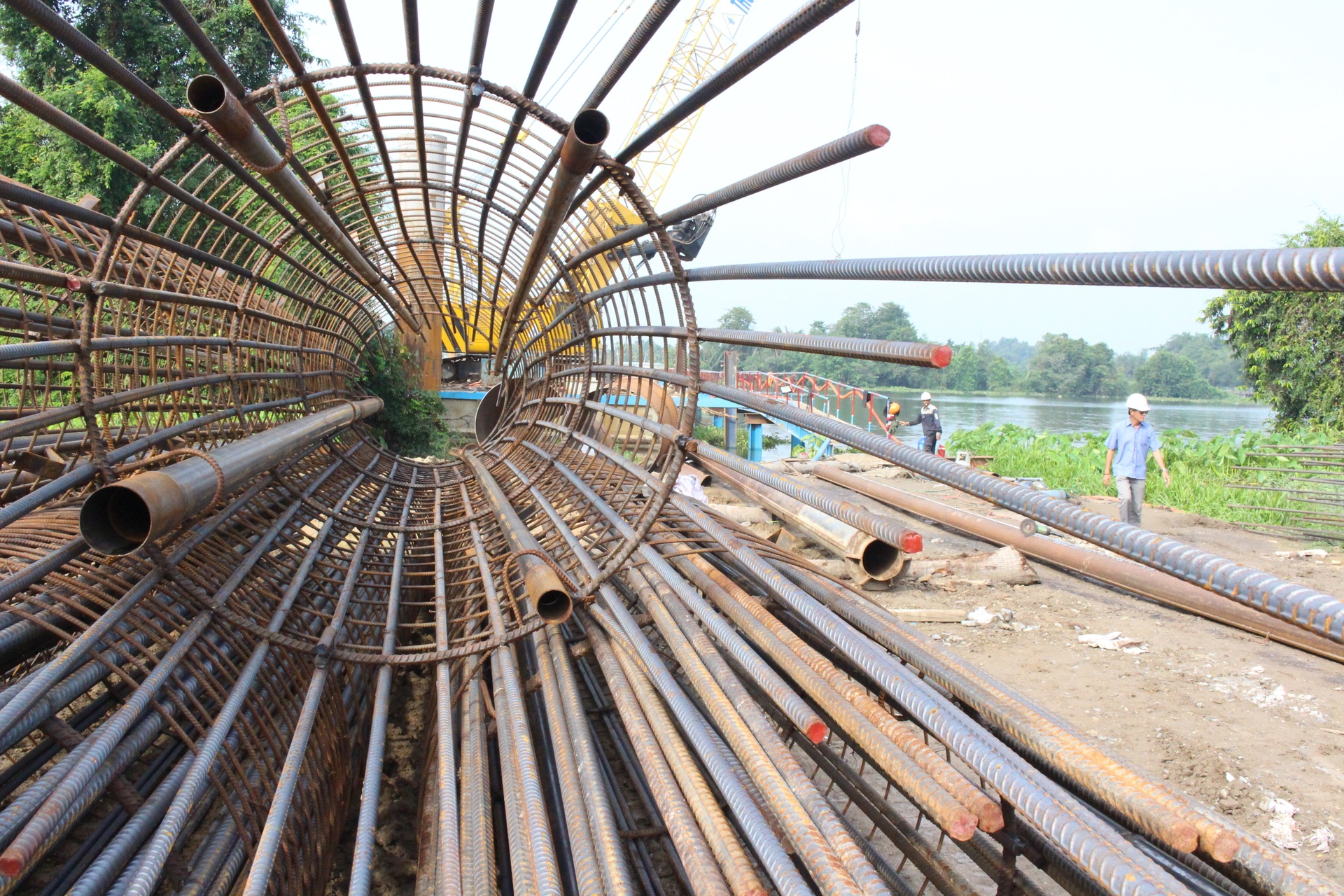 Công nhân Bình Dương ngày đêm tất bật trên dự án đường Vành đai 3 TPHCM - 6 Công nhân Bình Dương ngày đêm tất bật trên dự án đường Vành đai 3 TPHCM - 6