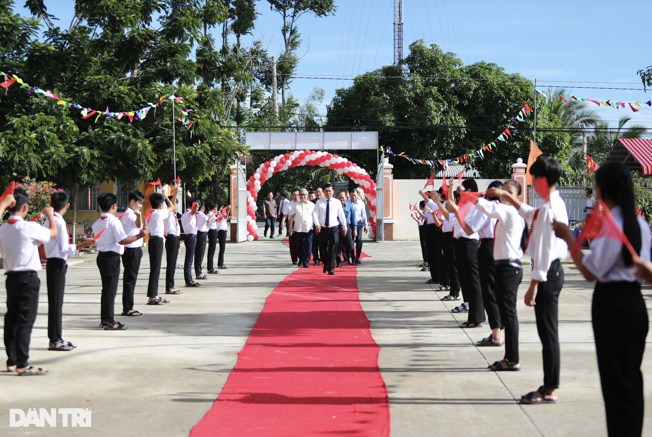 View - Trao 500 thẻ bảo hiểm y tế đến học sinh vùng biên giới Đồng Tháp | Báo Dân trí