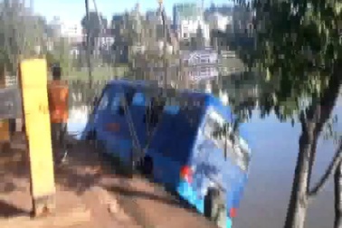 Trục vớt xe khách khỏi lòng hồ Xuân Hương