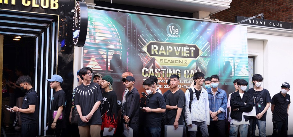 Thí sinh xếp hàng dài cả con phố để casting Rap Việt mùa 2 - 4 Thí sinh xếp hàng dài cả con phố để casting Rap Việt mùa 2 - 4