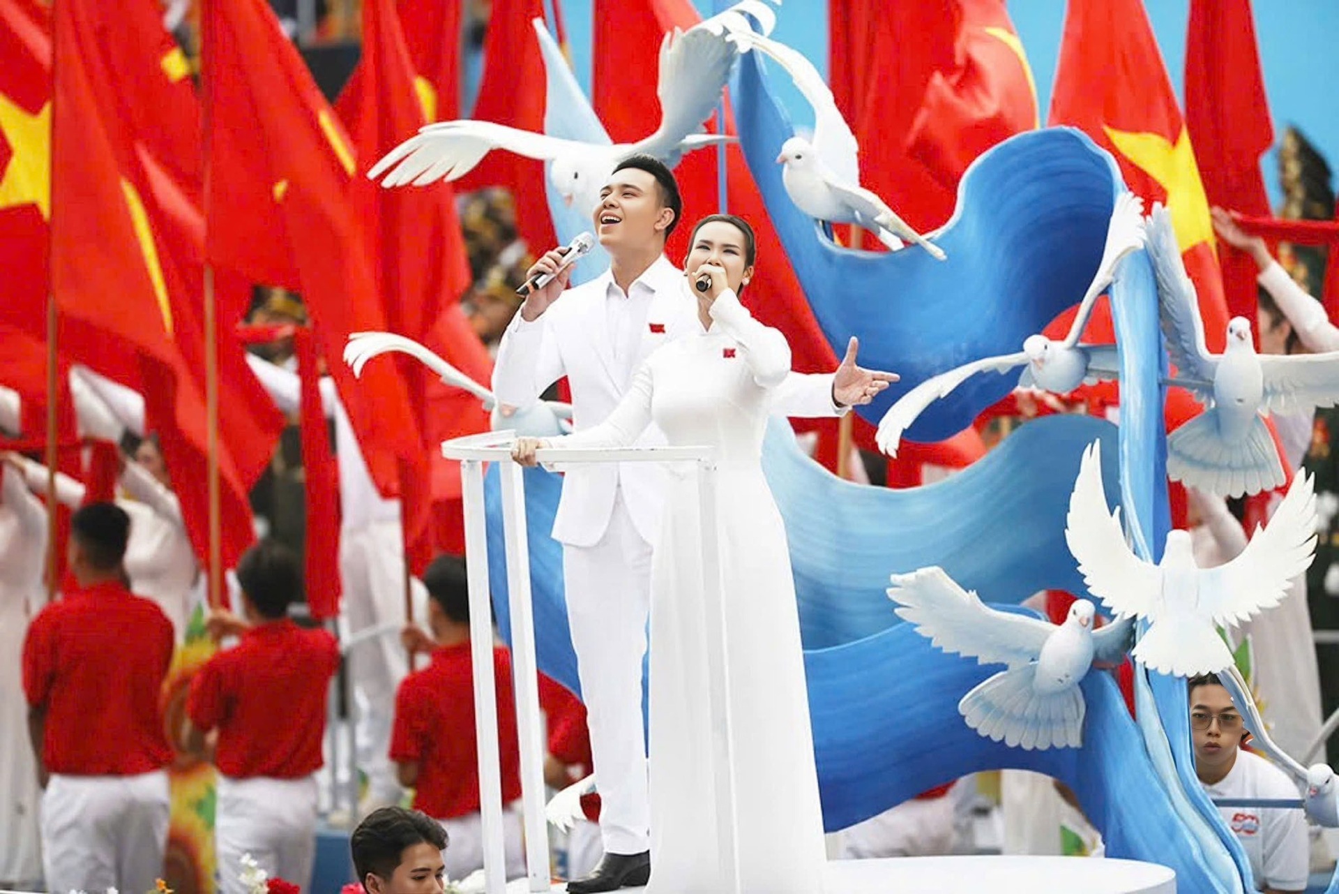 Võ Hạ Trâm: Viên mãn bên chồng Ấn Độ, gây sốt khi hát ca khúc 3 tỷ lượt xem - 1 Võ Hạ Trâm: Viên mãn bên chồng Ấn Độ, gây sốt khi hát ca khúc 3 tỷ lượt xem - 1